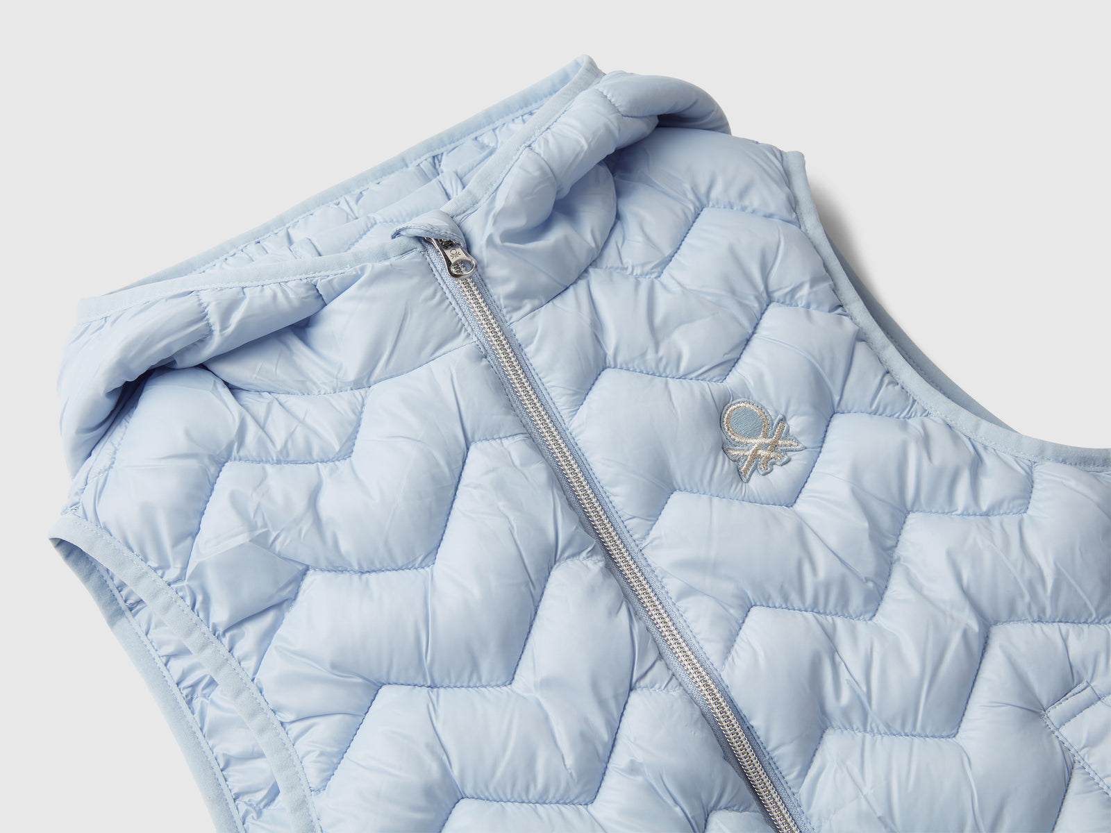 Gilet imbottito con cappuccio da bambina azzurro 3 | Benetton Outlet