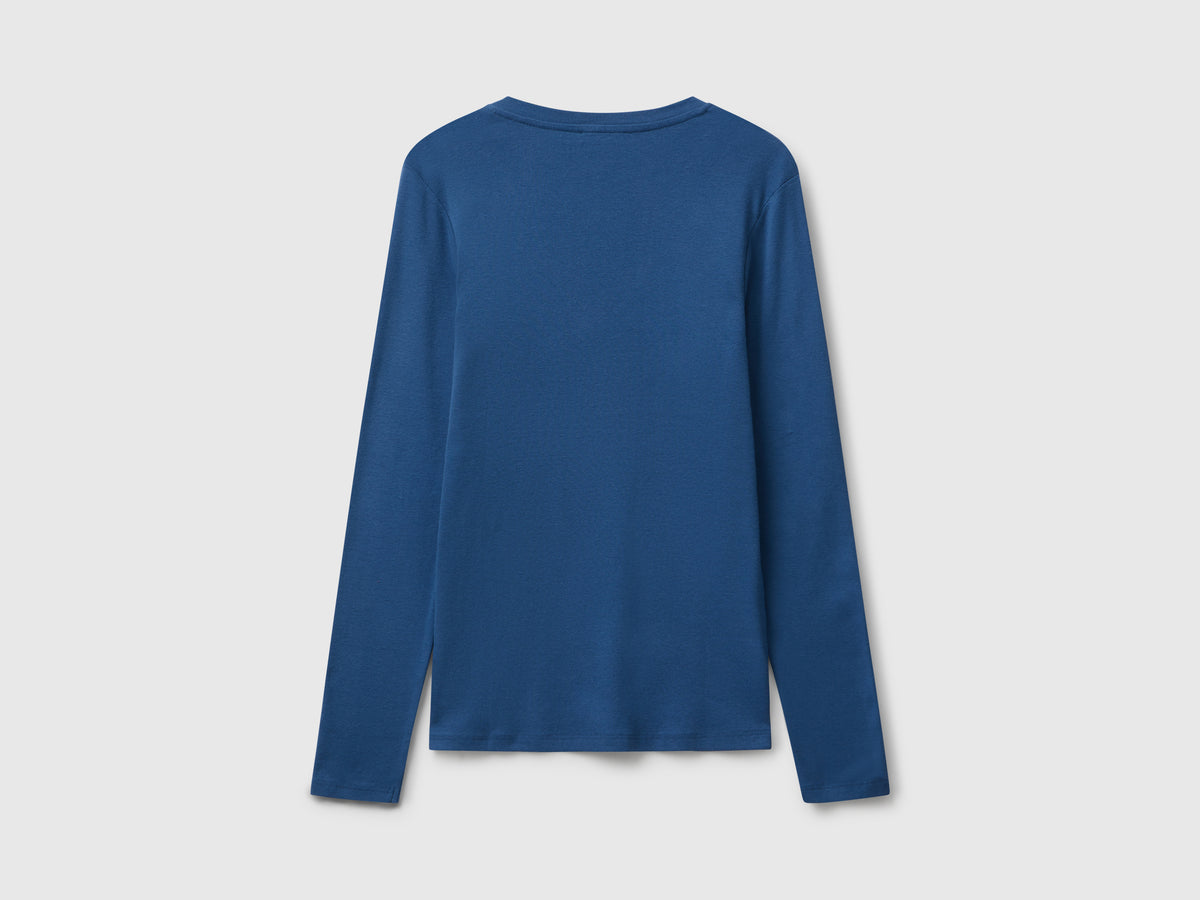 T-shirt  blu con scollo a V