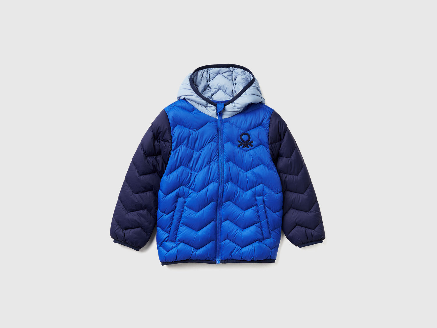 Giubbotto imbottito con cappuccio da bimbo blu | Benetton Outlet