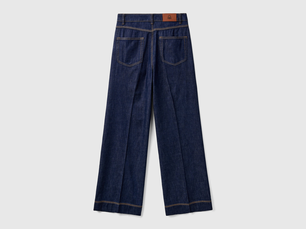 Pantaloni jeans con gamba ampia