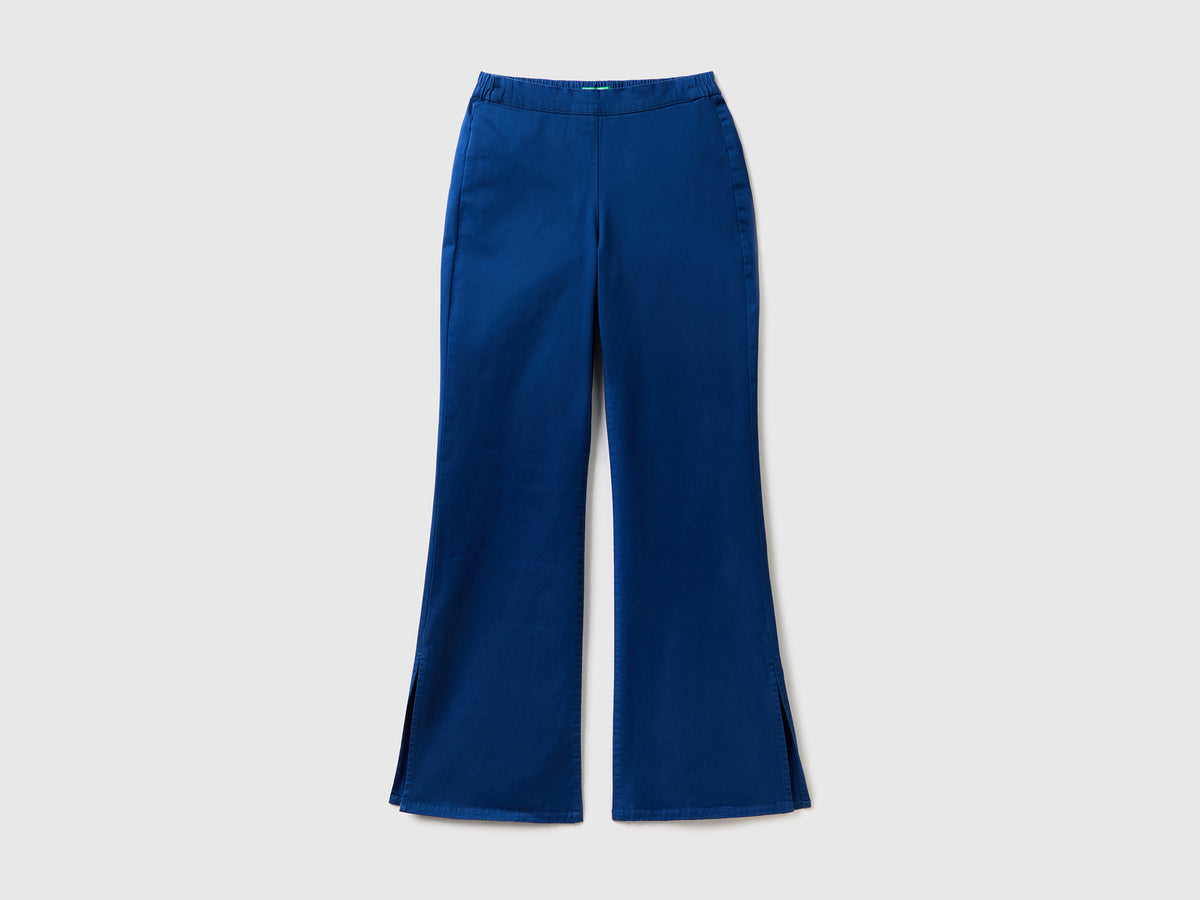 Pantaloni a zampa con spacchi
