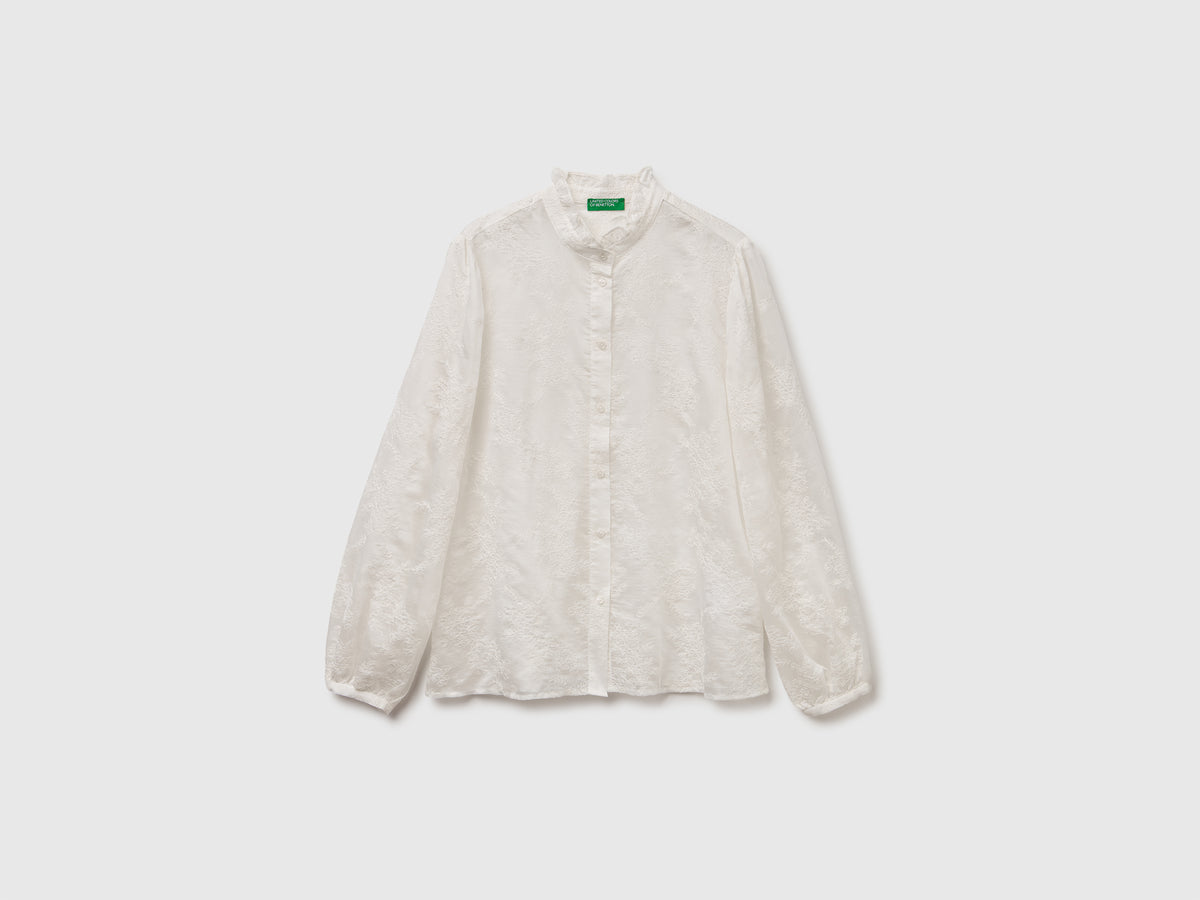 Blusa ricamata con collo rouches