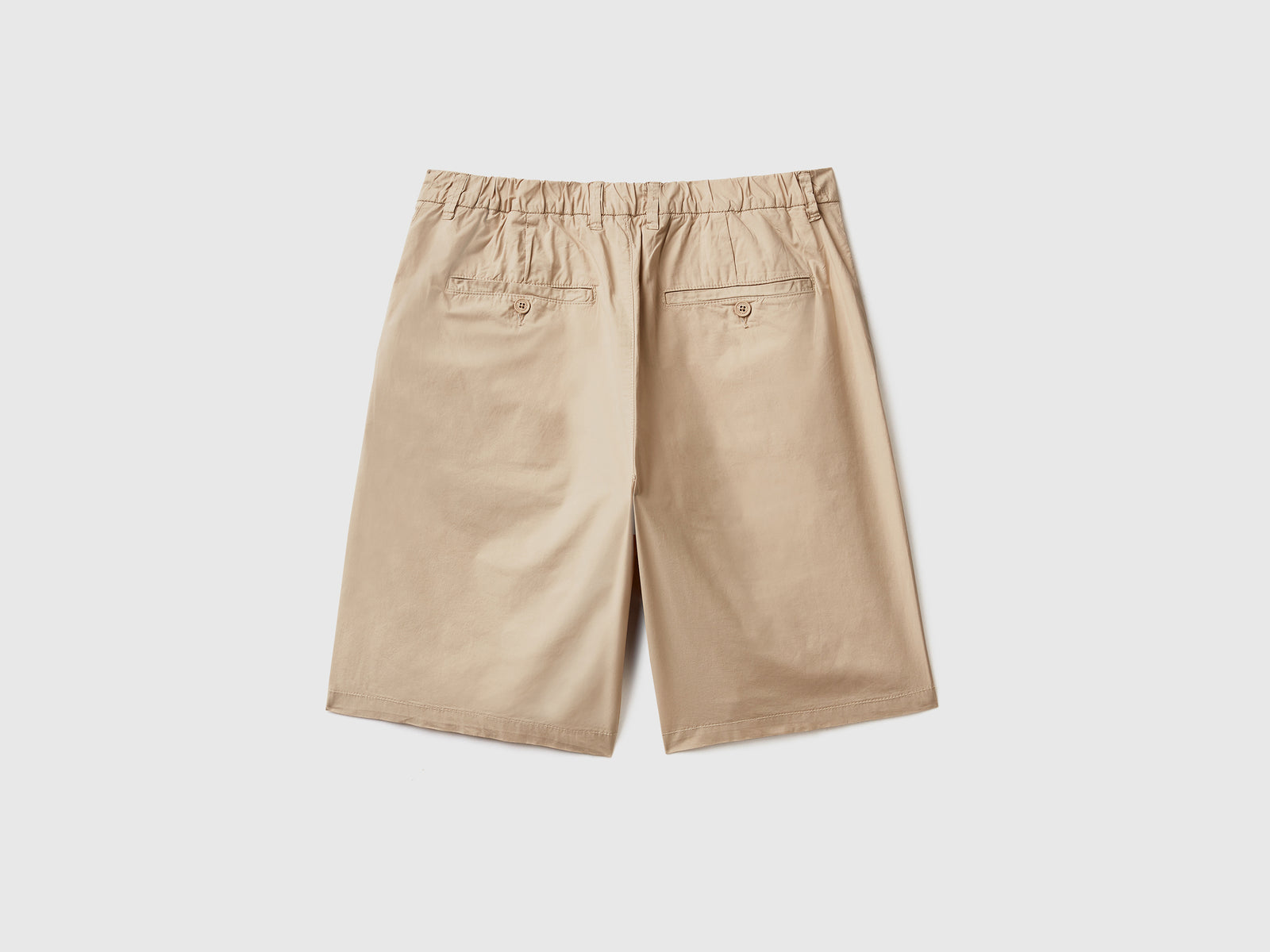 Bermuda modello chino in cotone elasticizzato con pinces sul davanti da uomo beige 2 | Benetton Outlet