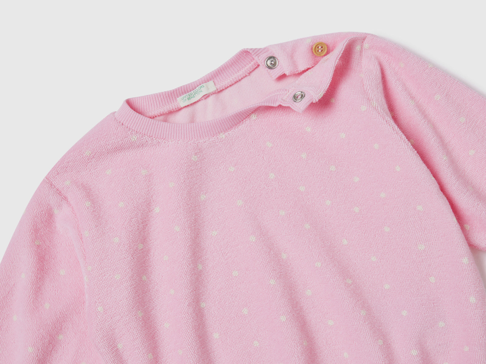 Set maglia e pantaloni in spugna di misto cotone con stampa fantasia da neonato rosa 2 | Benetton Outlet