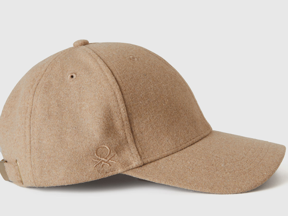 Cappello con visiera in panno