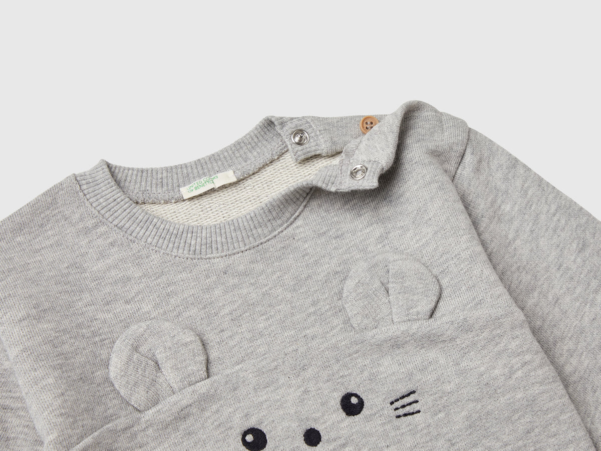 Felpa con ricamo e patch in cotone bio