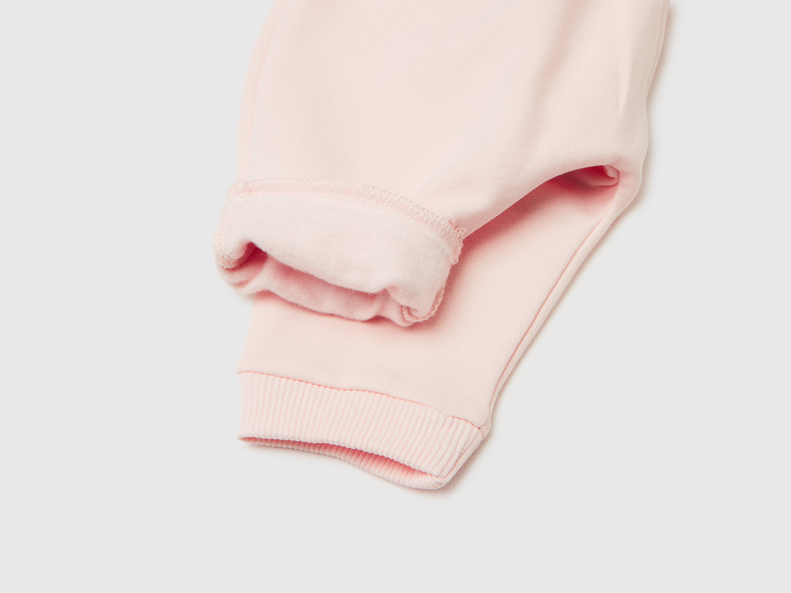 Pantaloni in calda felpa con taschino da neonato rosa tenue 3 | Benetton Outlet