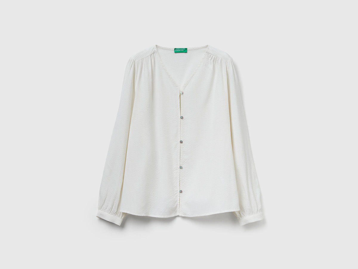 Camicia a righe con scollo a V