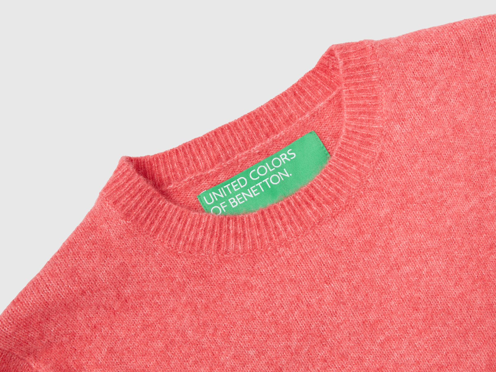 Maglioncino in filato riciclato da donna salmone 3 | Benetton Outlet
