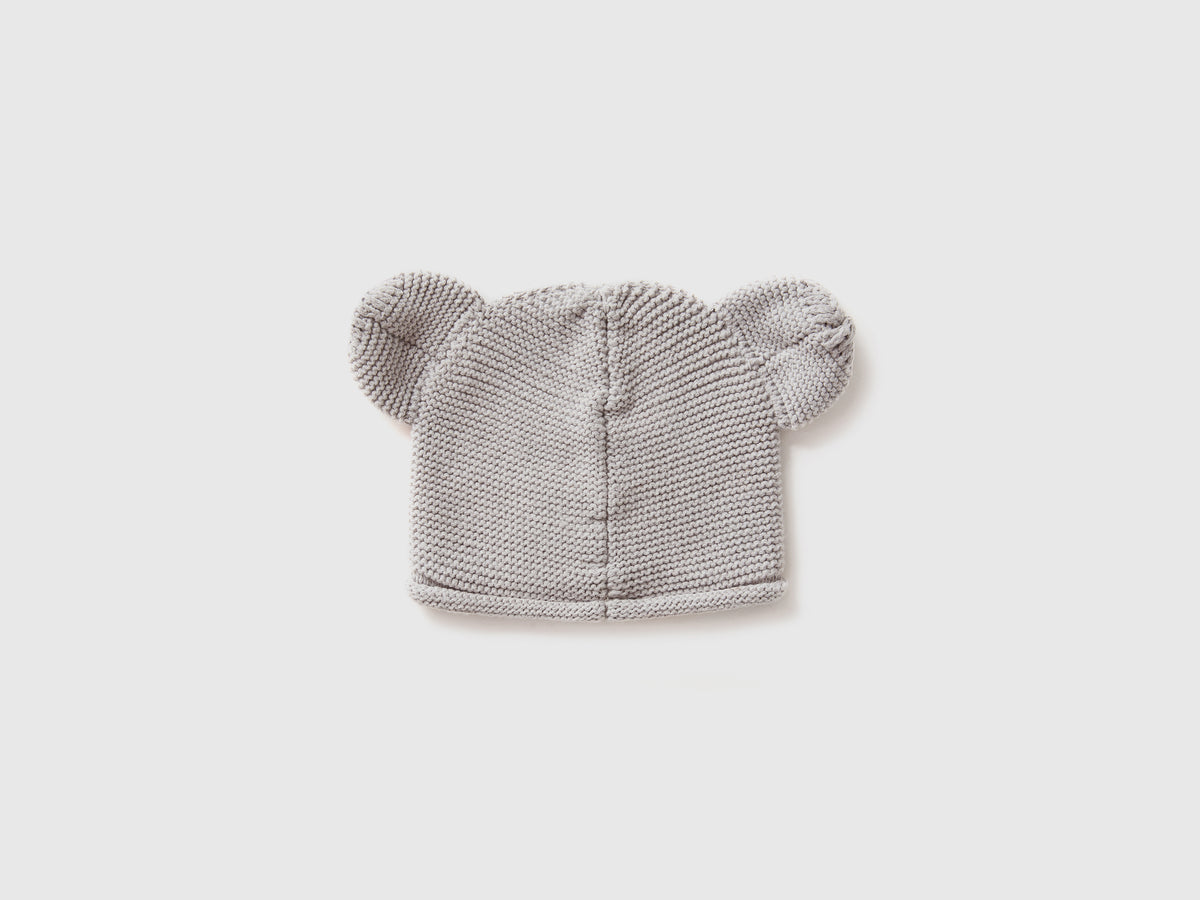 Cappellino crochet con applicazioni