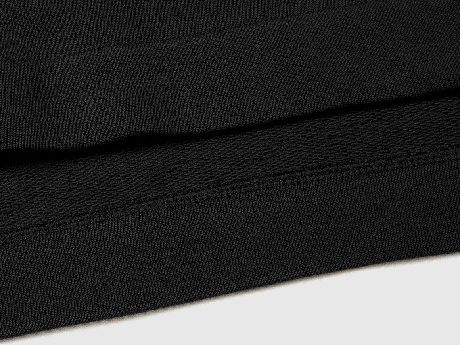 Felpa con ricamo "BE" da bambina nero 2 | Benetton Outlet