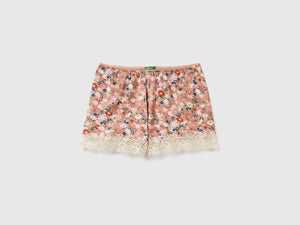 Shorts a fiori con pizzo