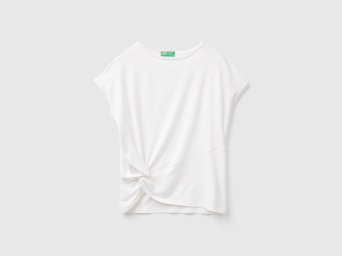 T-shirt fluida con nodo