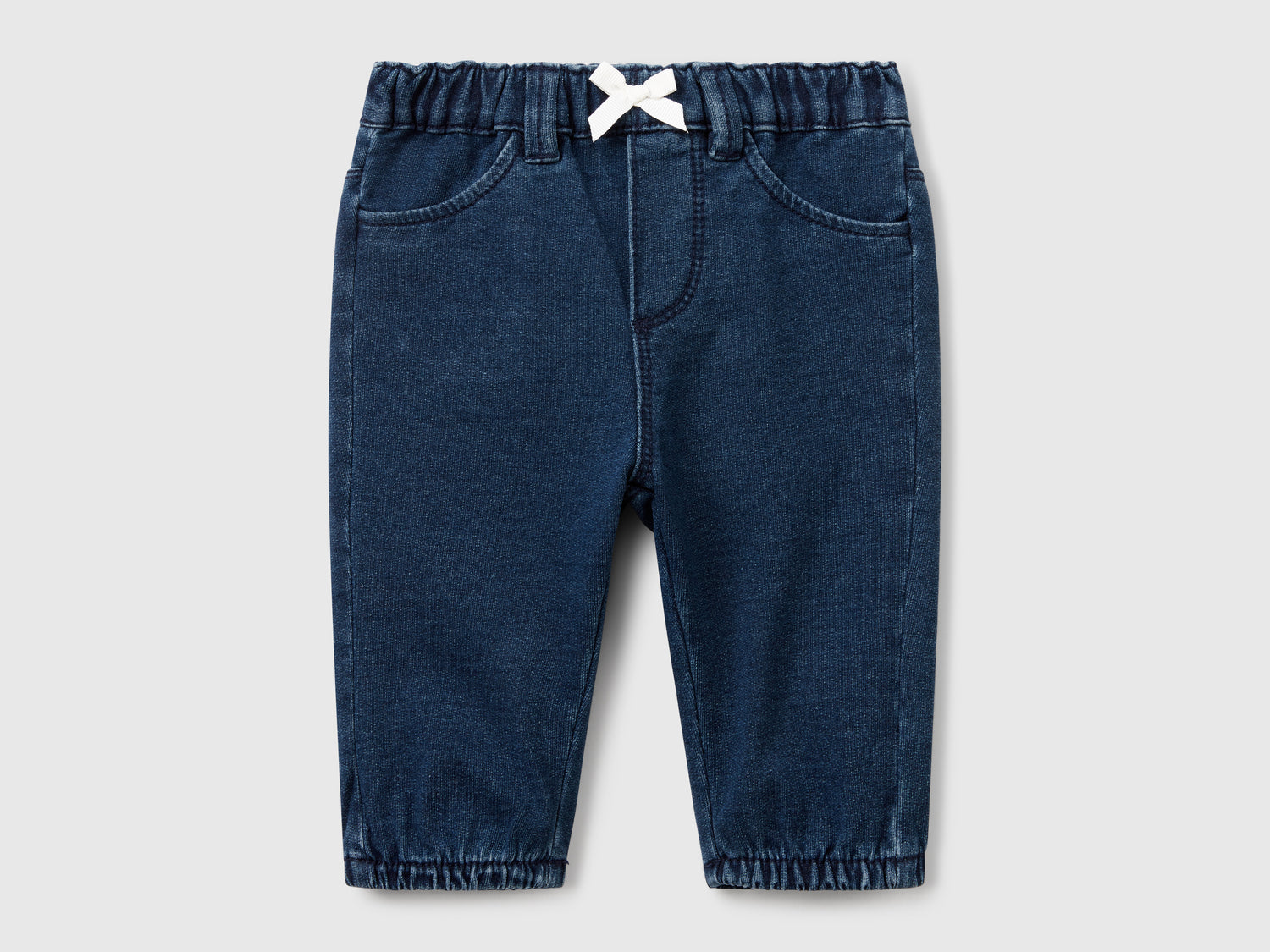 Pantaloni effetto denim con fiocchetto da neonato blu scuro | Benetton Outlet