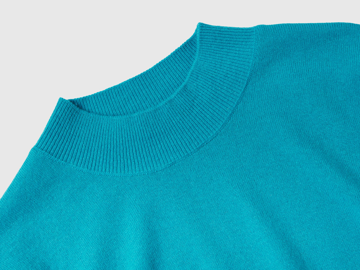 Maglia azzurra a manica corta in misto cashmere