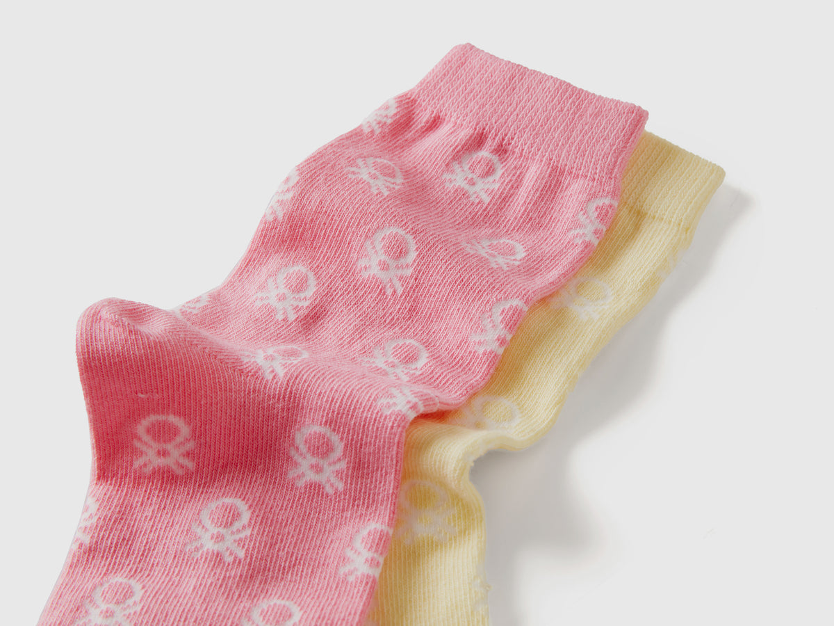 Due paia di calzini lunghi e rosa