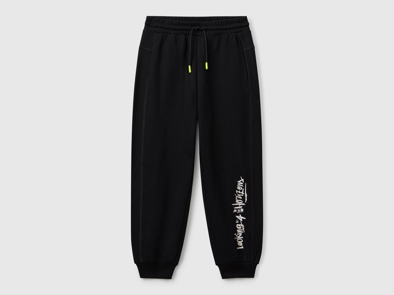 Pantaloni in felpa con stampa graffiti da bambino nero | Benetton Outlet