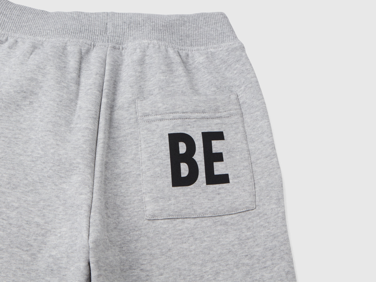 Pantaloni in calda felpa con stampa da bambino grigio chiaro 2 | Benetton Outlet