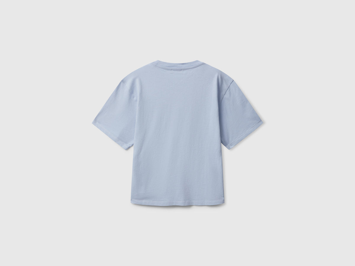 T-shirt con stampa e patch