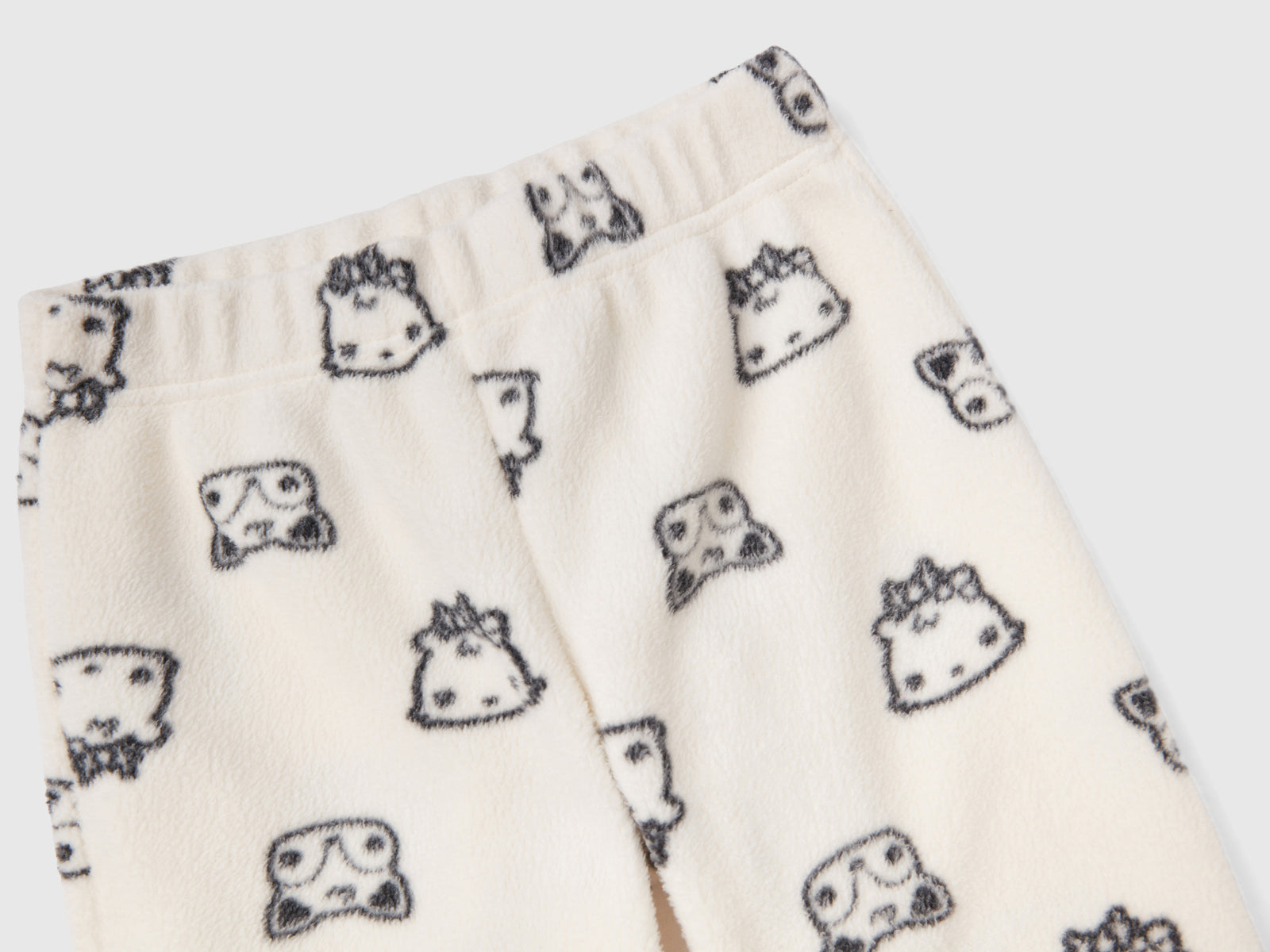 Pigiama in pile con stampa mascotte da bambina bianco panna 2 | Benetton Outlet