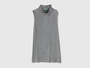 T-shirt smanicata con collo alto