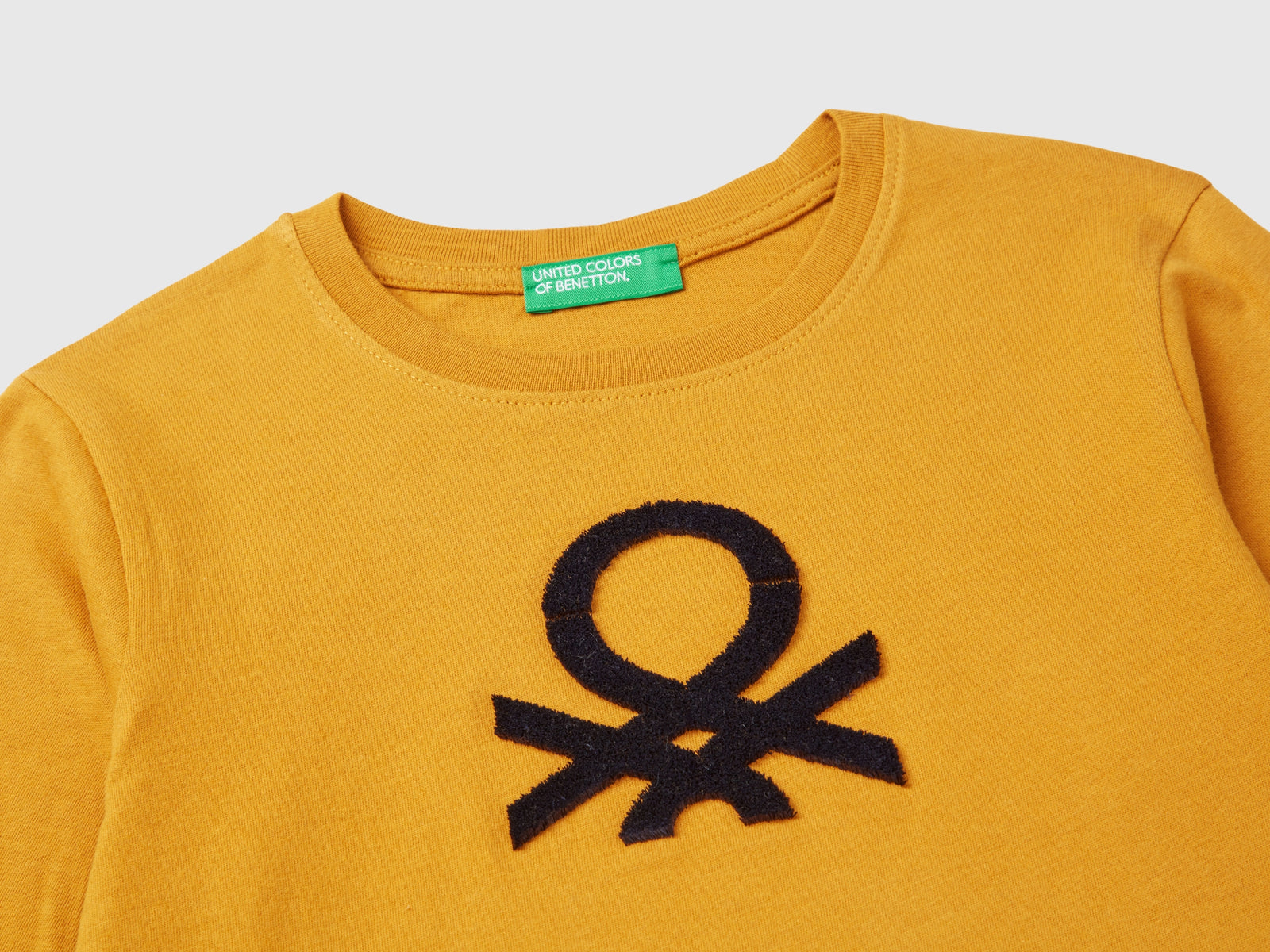 T-shirt con ricamo logo in cotone bio da bimbo senape 3 | Benetton Outlet