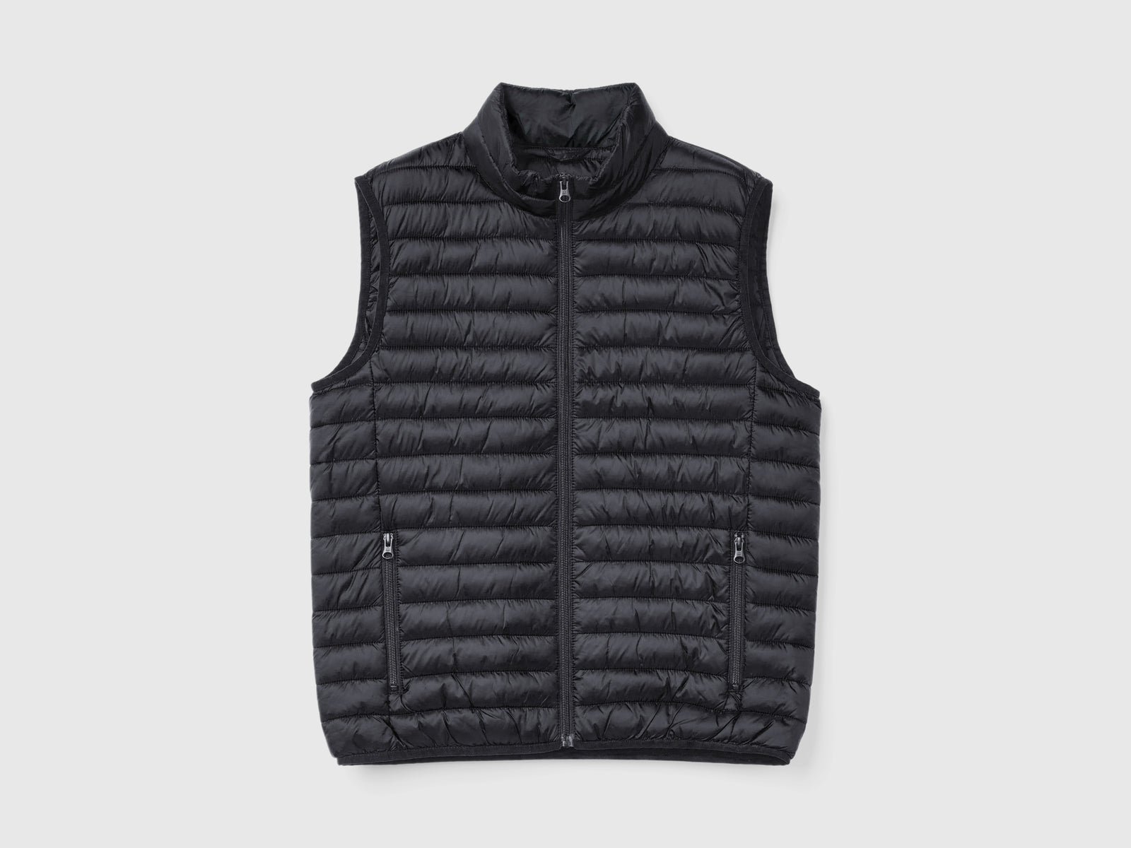 Smanicato imbottito con ovatta riciclata da uomo nero | Benetton Outlet