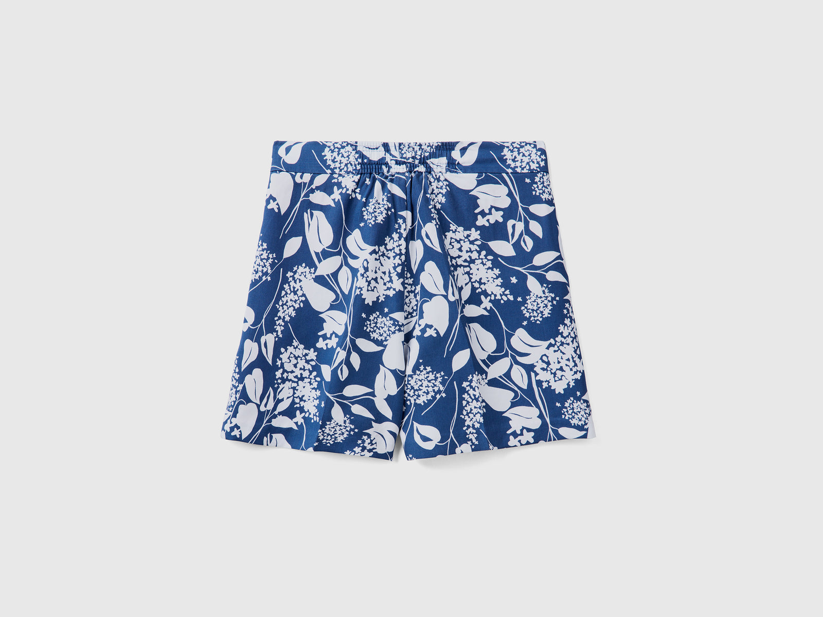 Pantaloni corti fluidi in puro lyocell con leggera piega centrale da donna blu 2 | Benetton Outlet