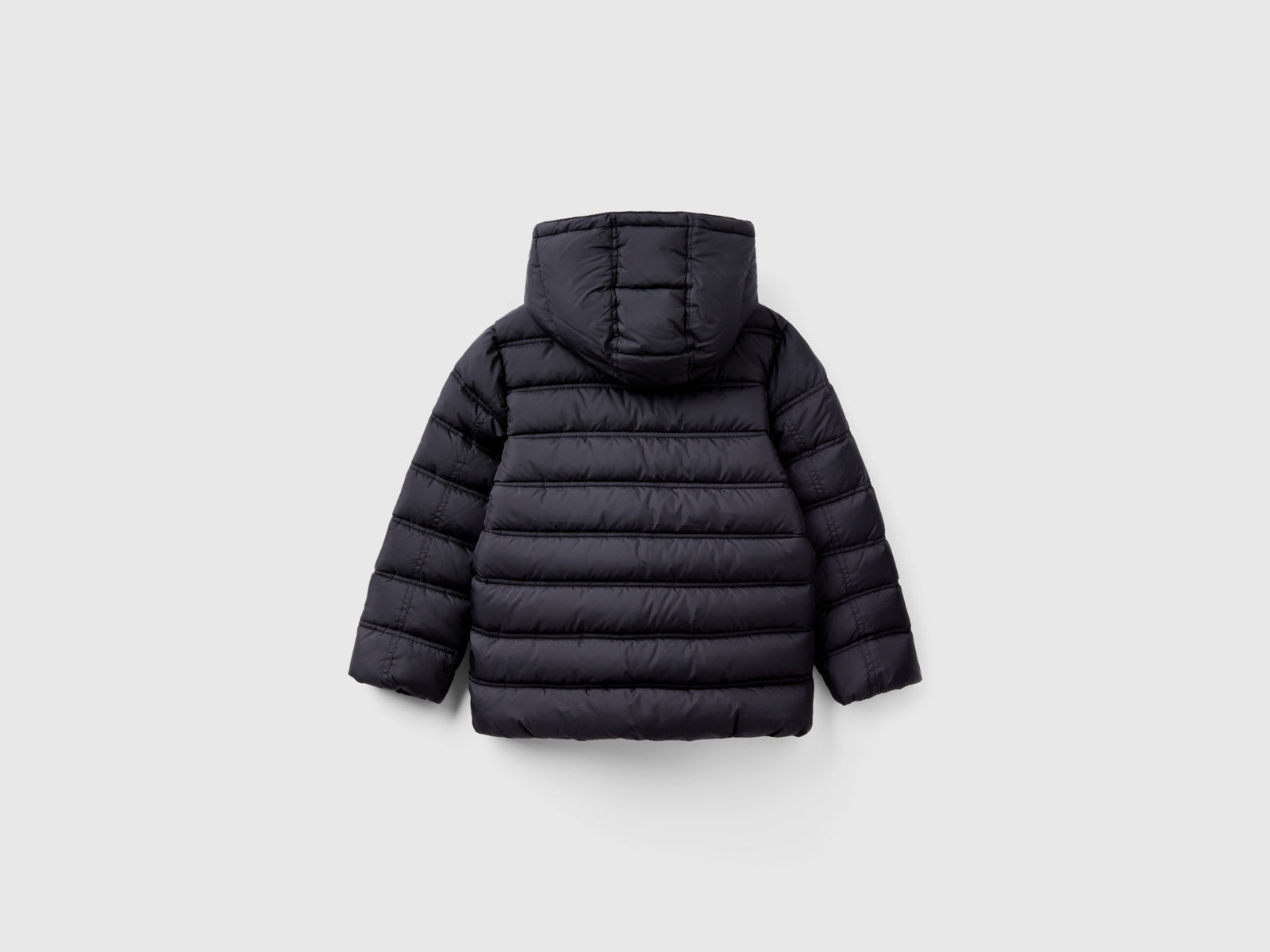 Giubbotto imbottito con cappuccio e logo da bambino nero 2 | Benetton Outlet