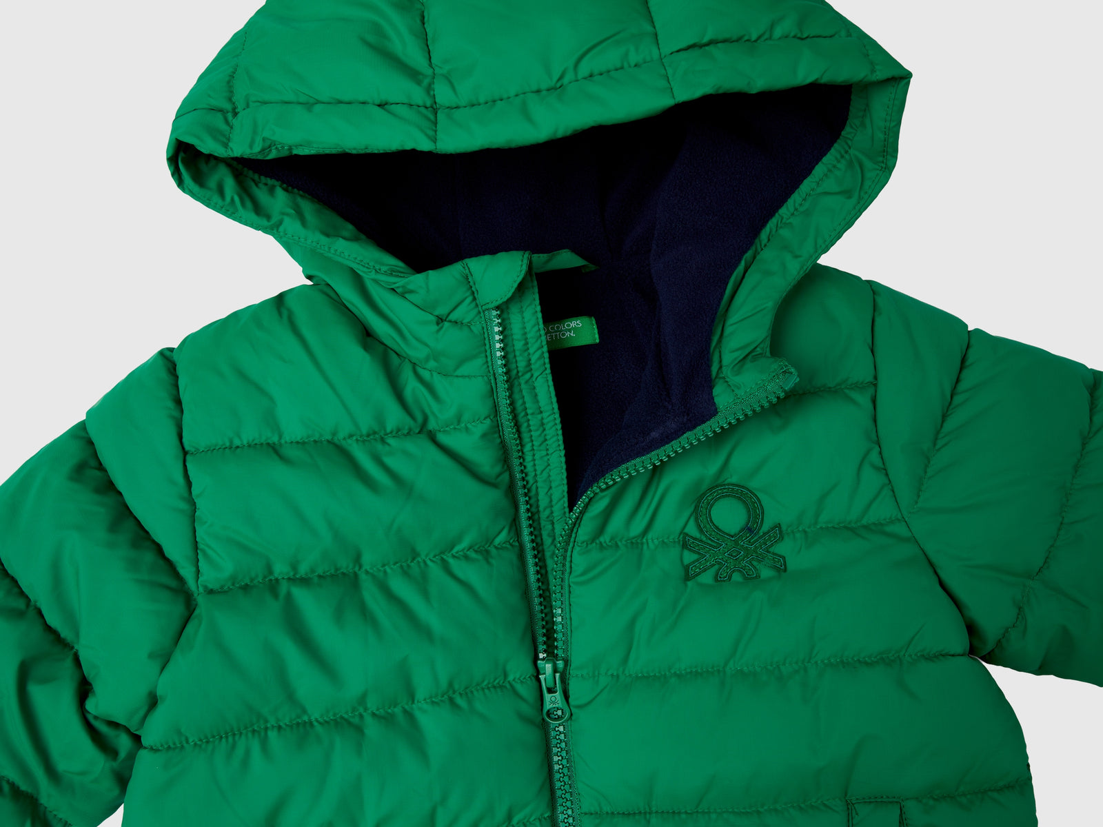 Giubbotto imbottito con cappuccio e logo da bimbo verde 3 | Benetton Outlet