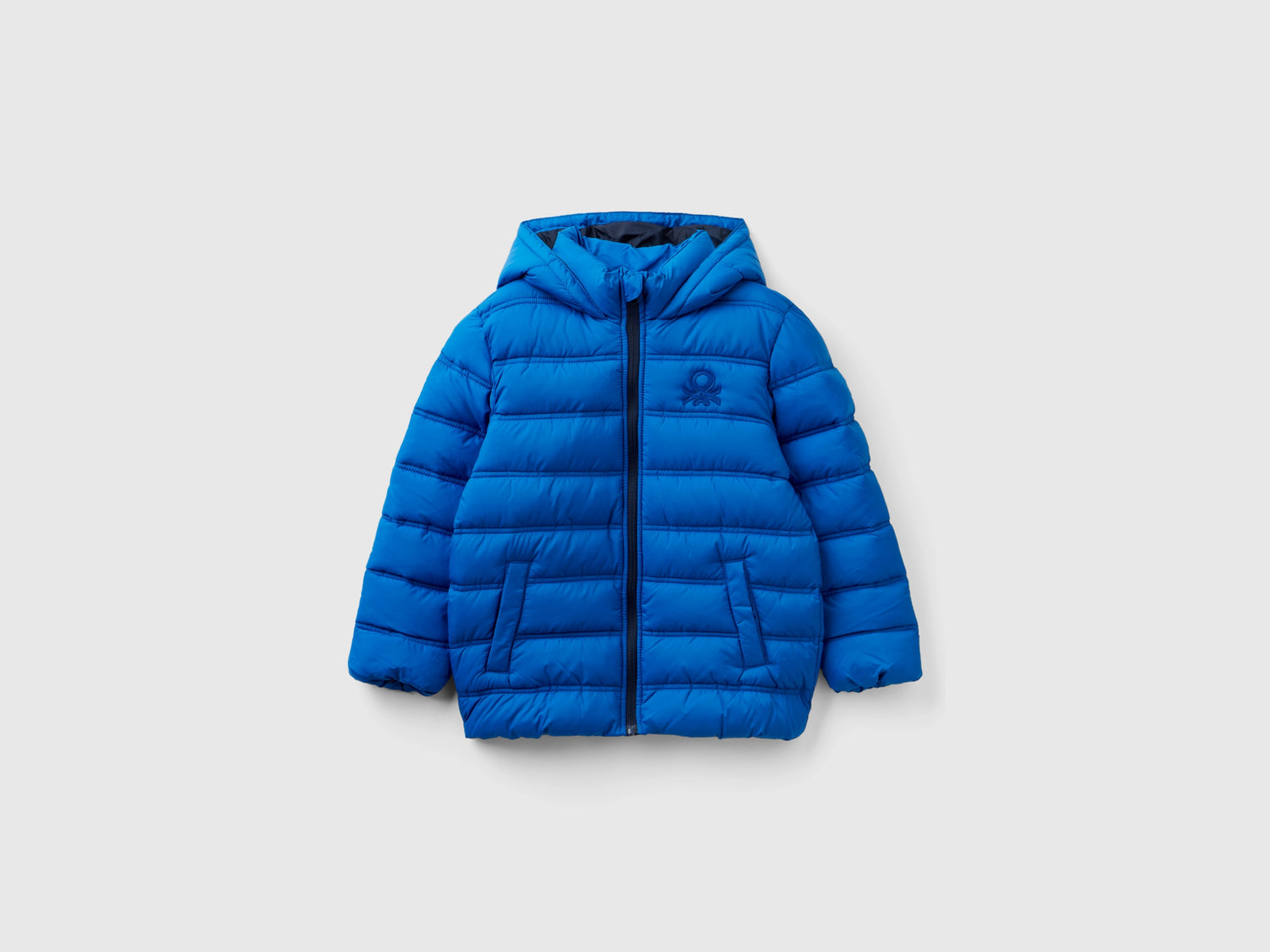 Giubbotto imbottito con cappuccio e logo da bambino bluette | Benetton Outlet