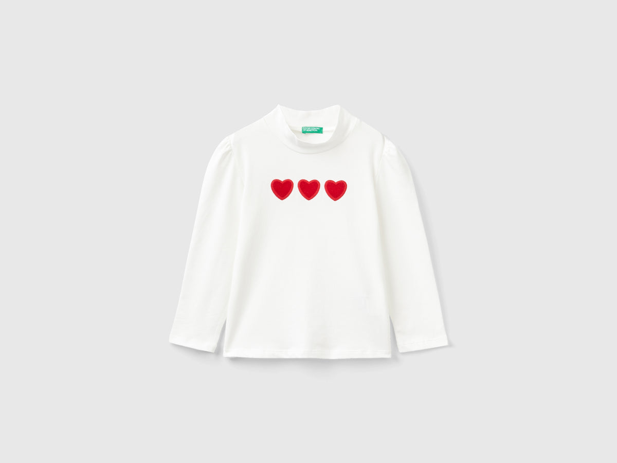 T-shirt con patch cuori in velluto