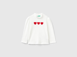 T-shirt con patch cuori in velluto