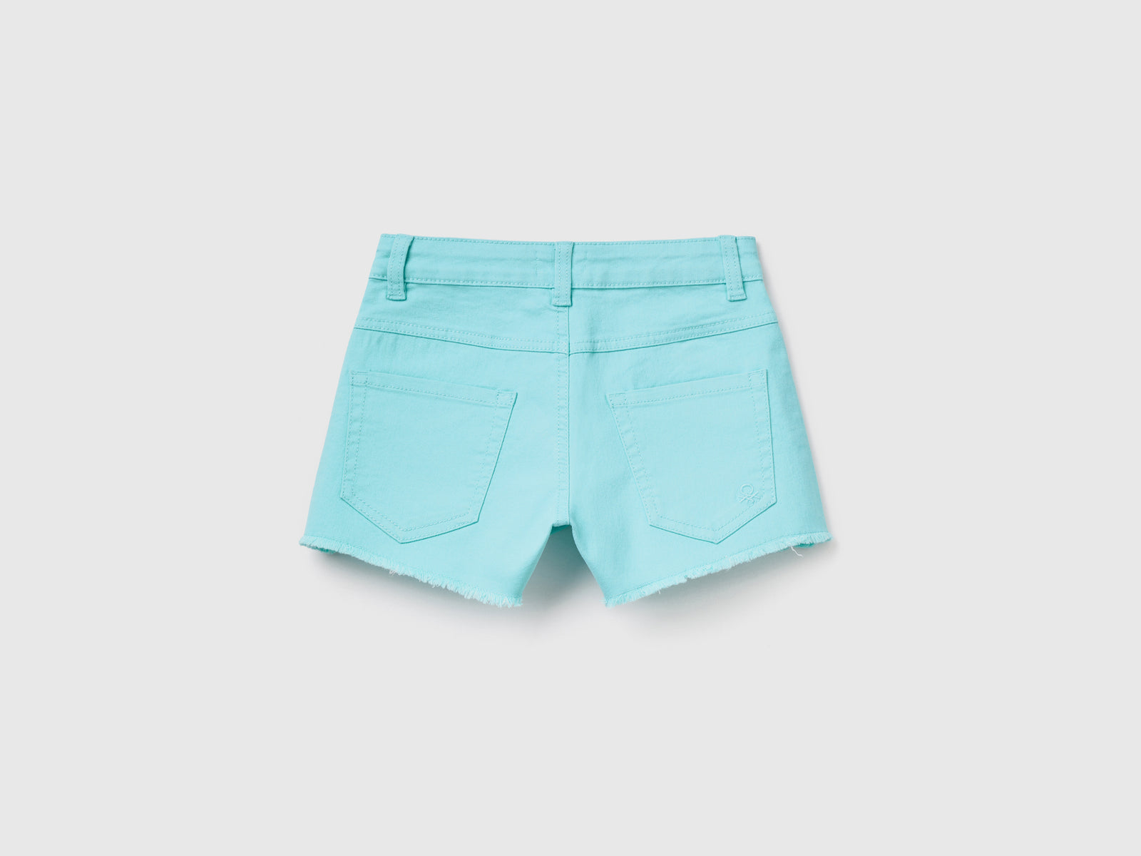Pantaloni corti cinque tasche in misto cotone elasticizzato da bambina azzurro 2 | Benetton Outlet
