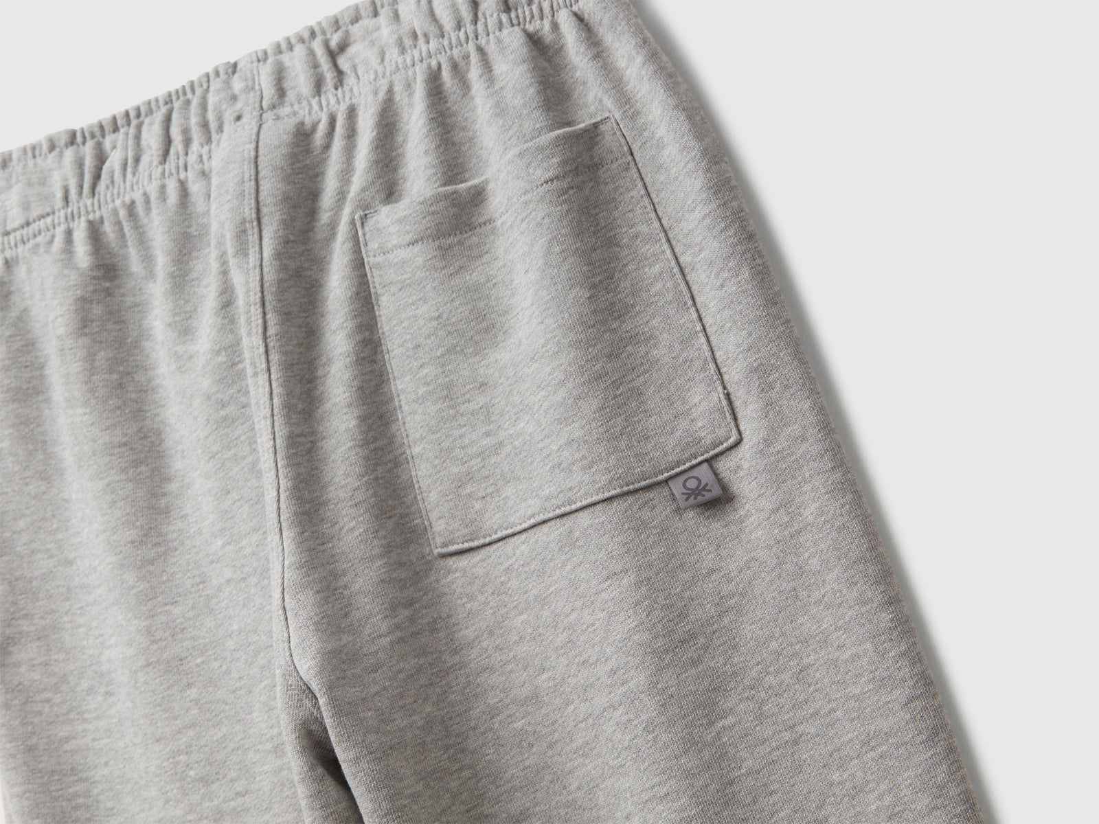 Joggers in puro cotone da bambino grigio chiaro 4 | Benetton Outlet