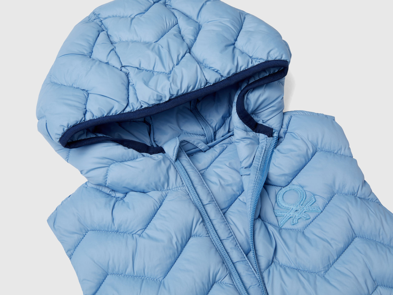 Gilet imbottito con cappuccio da bimbo azzurro 3 | Benetton Outlet