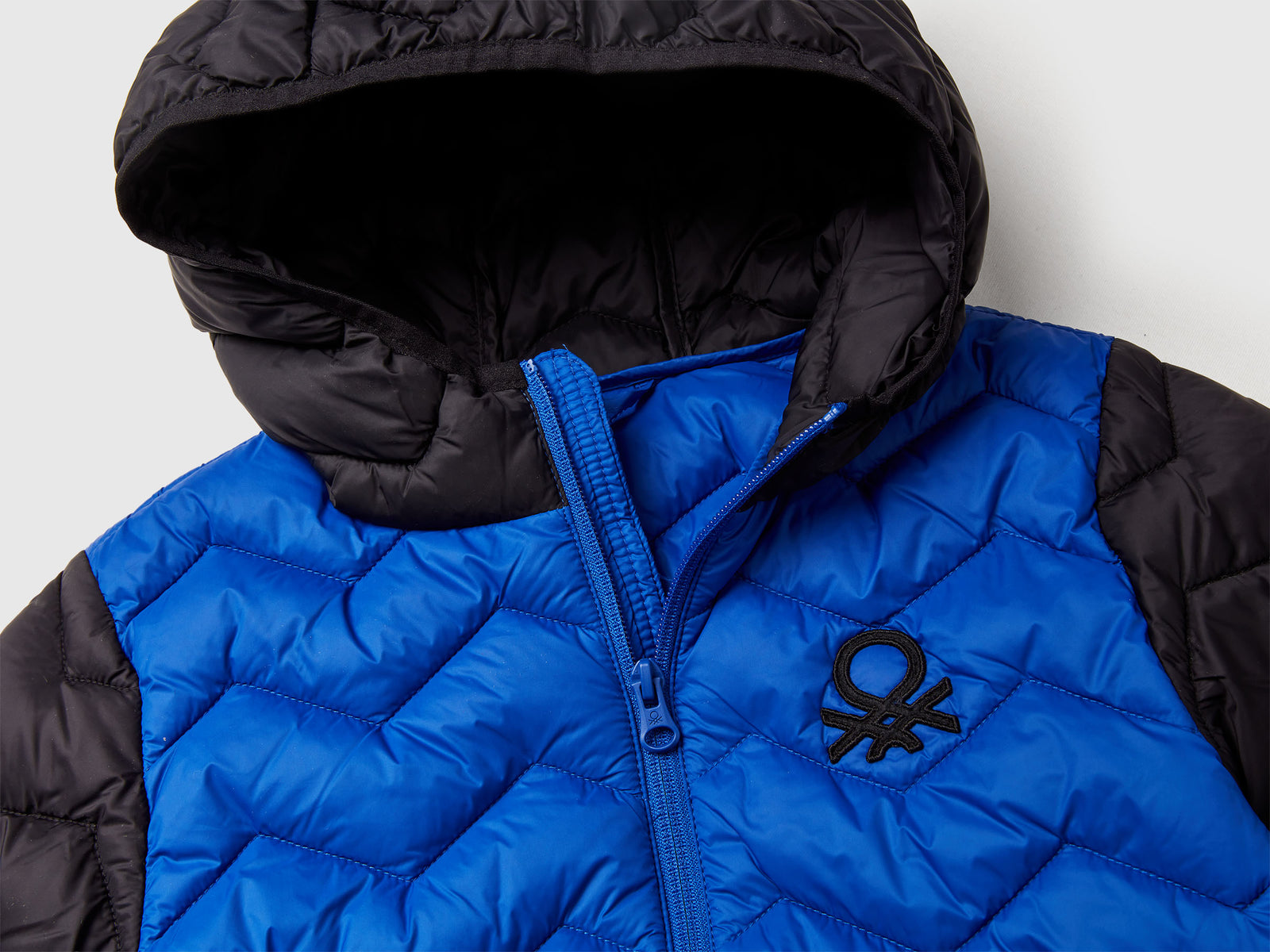 Giubbotto imbottito con cappuccio da bambino blu 3 | Benetton Outlet