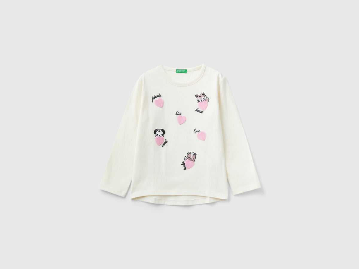 T-shirt con ricami e applicazioni