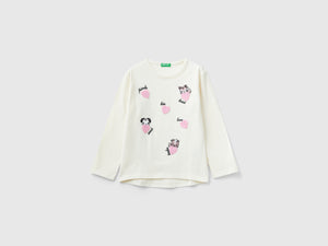 T-shirt con ricami e applicazioni