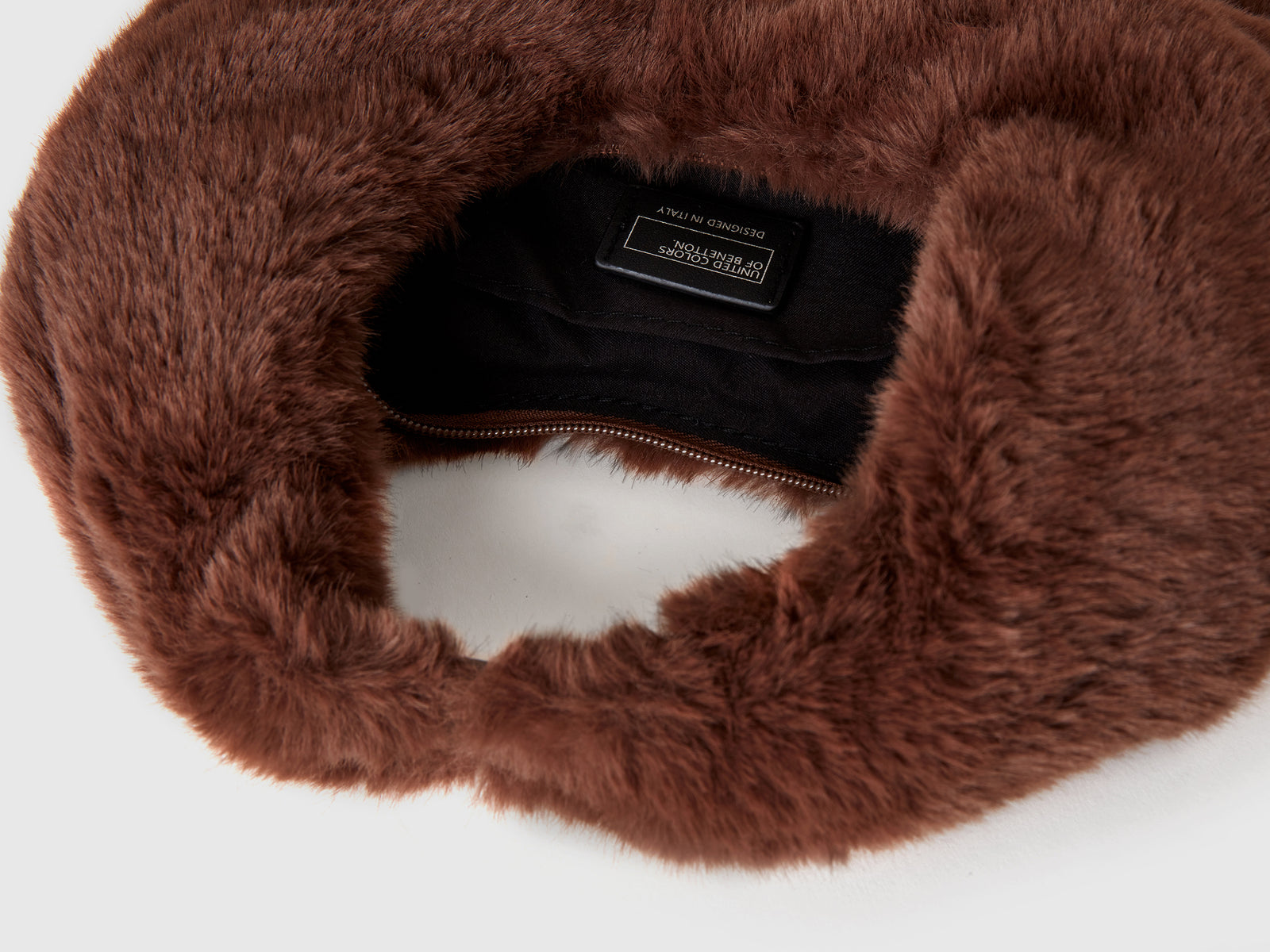 Borsa piccola a mezzaluna in pelliccia sintetica da donna marrone scuro 3 | Benetton Outlet