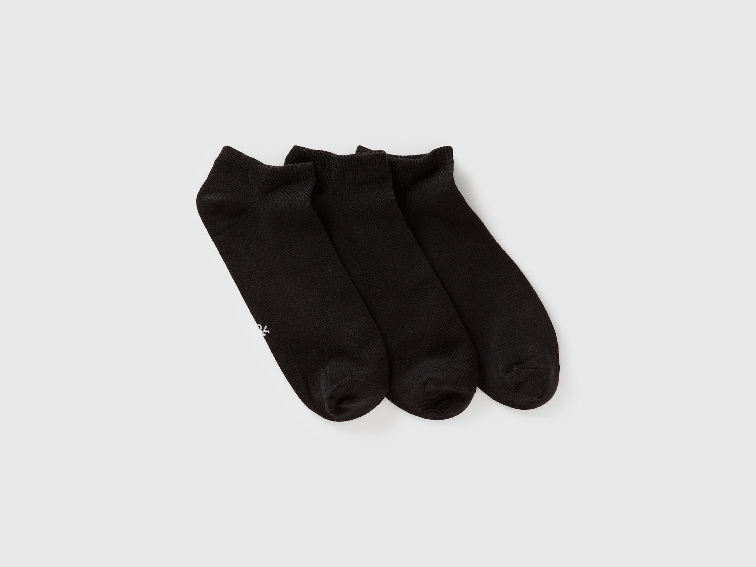 Tre paia di calzini corti da uomo nero | Benetton Outlet
