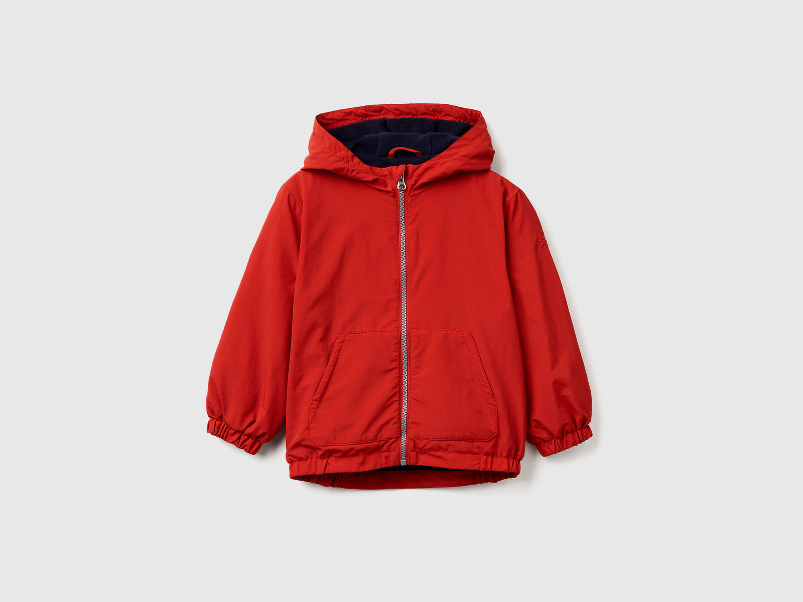 Giubbino con cappuccio da bimbo rosso | Benetton Outlet