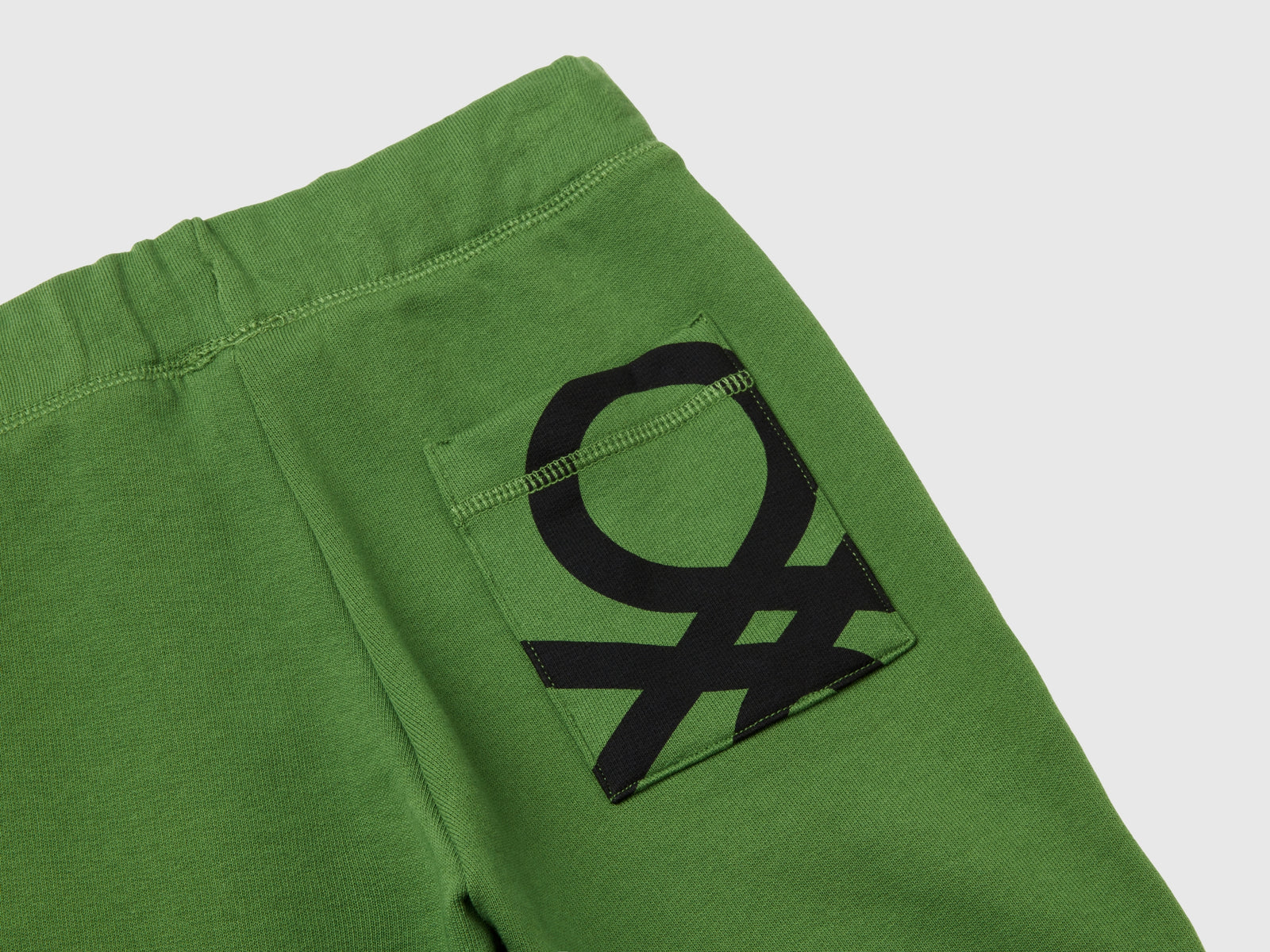 Pantaloni in felpa 100% cotone da bambino verde militare 3 | Benetton Outlet