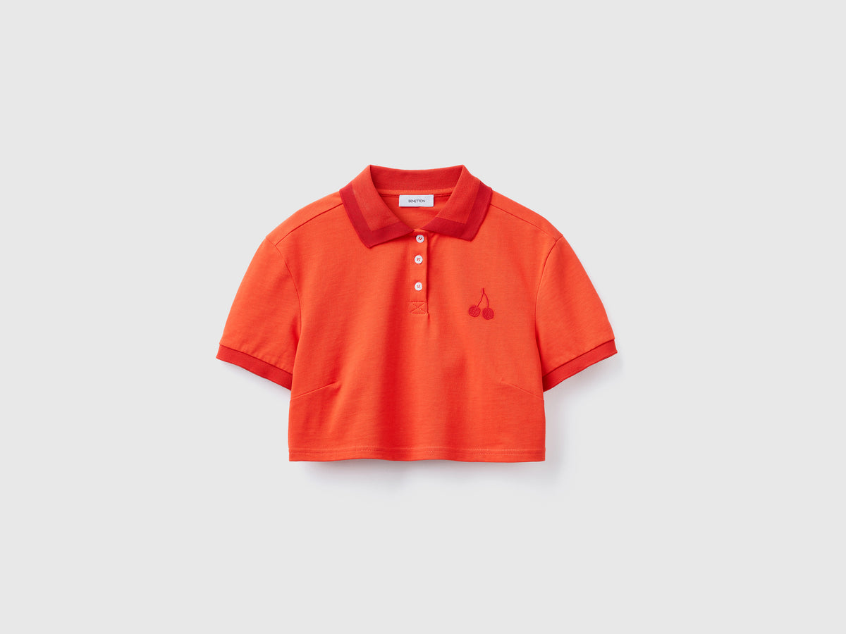 Polo cropped con ricamo frutta