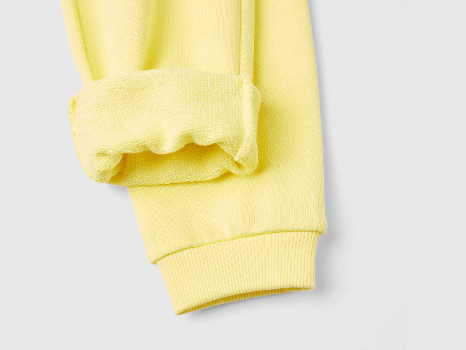 Pantaloni in felpa di cotone bio da bimba giallo 2 | Benetton Outlet