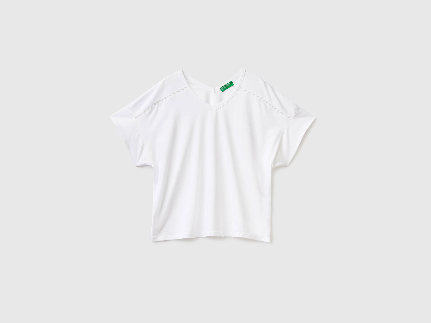 T-shirt in puro cotone con scollo a V davanti e dietro da donna bianco | Benetton Outlet