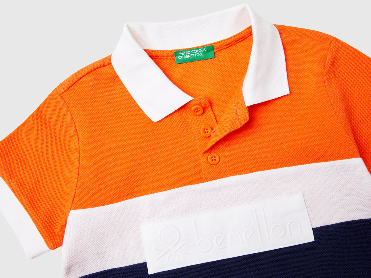 Polo color block con patch