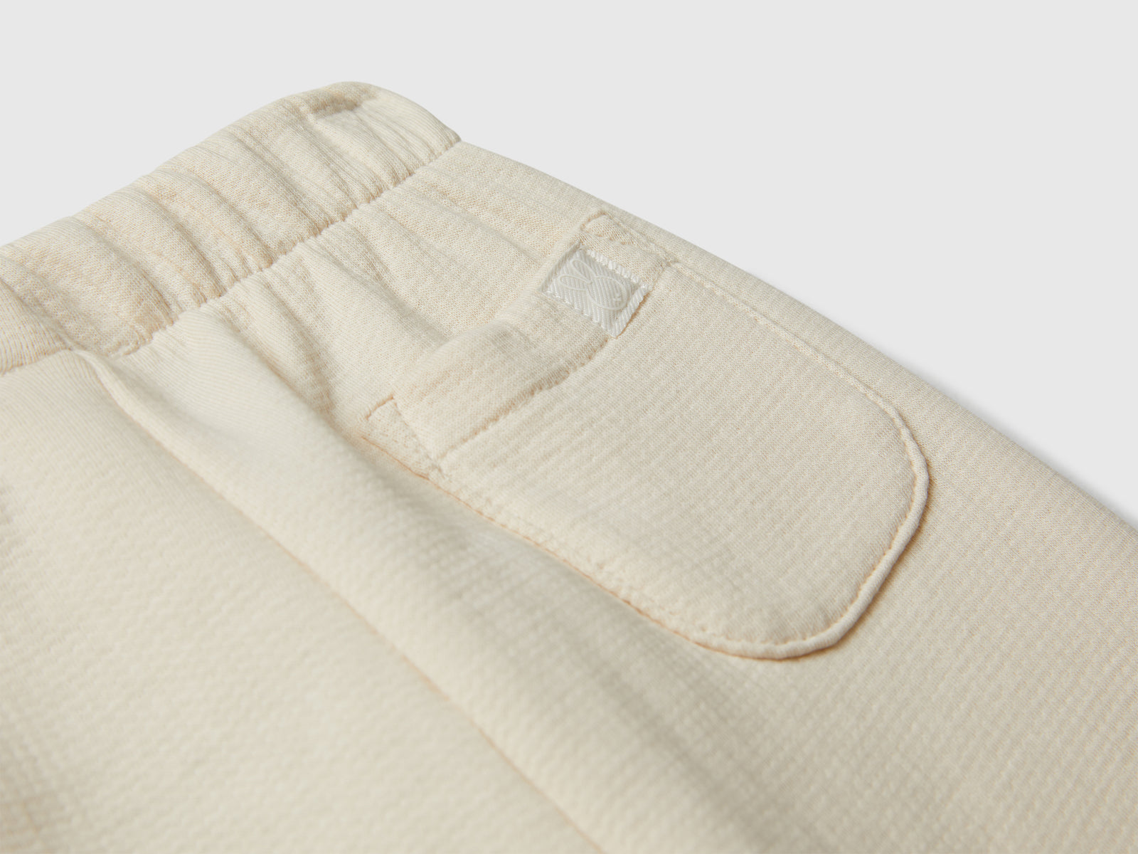 Pantaloni in cotone con patch da neonato beige 3 | Benetton Outlet