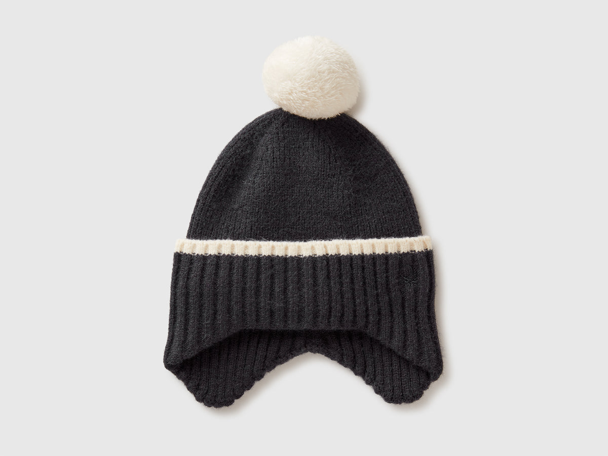 Cappello con paraorecchie e pom pom