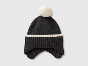 Cappello con paraorecchie e pom pom